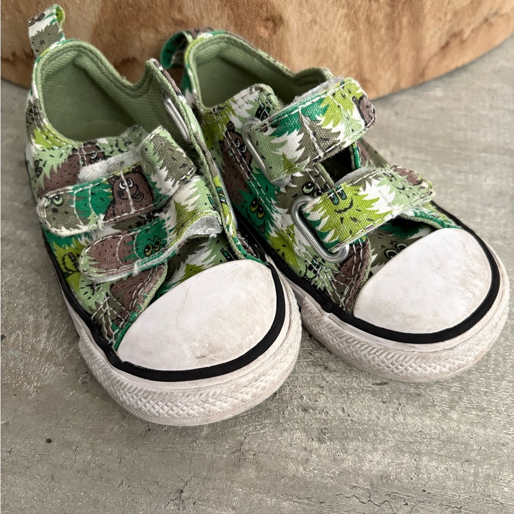 Converse Chuck Taylor All Star 2V Green and White bear camo size 6